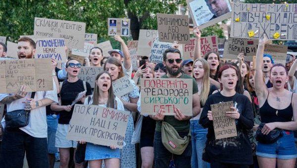 Berlin uz ukrajinske demonstrante: Na stranu smenjenog ministra odbrane stao i deo stranih političara Berlin uz ukrajinske demonstrante: Na stranu smenjenog ministra odbrane stao i deo stranih političara