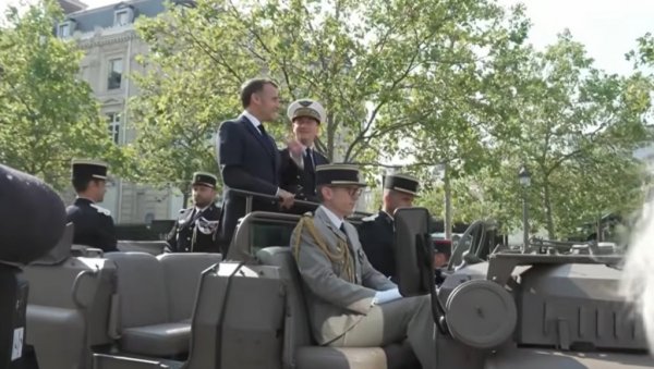 Kreće spektakl, počela vojna parada povodom dana Pada Bastilje Kreće spektakl, počela vojna parada povodom dana Pada Bastilje