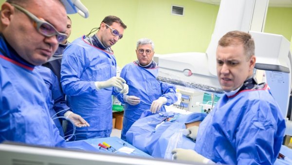 Kroz venu na vratu „popravili“ jetru: U UKCS urađena zahtevna procedura (FOTO) Kroz venu na vratu „popravili“ jetru: U UKCS urađena zahtevna procedura (FOTO)