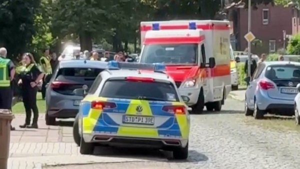 KRVAVI PROTESTI U NEMAČKOJ: Pretučeni novinari, povređeni i policajci KRVAVI PROTESTI U NEMAČKOJ: Pretučeni novinari, povređeni i policajci