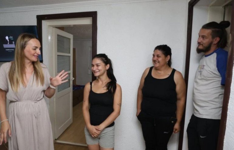 MILJANA LOĆKIĆ KUPILA KUĆU ZAHVALJUJUĆI AKCIJI KOJU JE POKRENULA "MEDIJSKA MREŽA": NJene ćerkice konačno imaju dom! (FOTO)