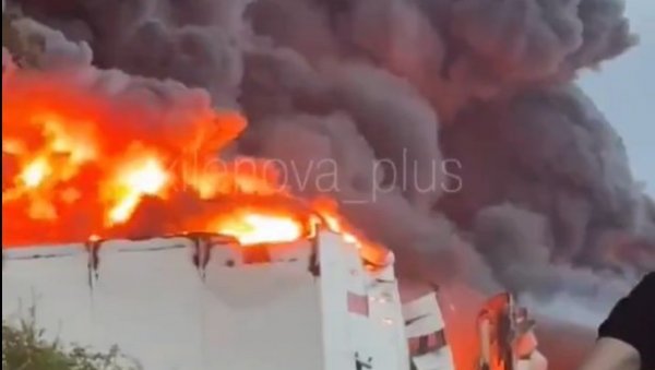 MRAK NA KRIMU, POŽARI U RUSIJI: Noćni udar dronova na ključne objekte (VIDEO) MRAK NA KRIMU, POŽARI U RUSIJI: Noćni udar dronova na ključne objekte (VIDEO)