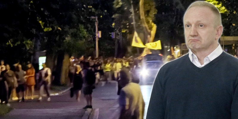 „Nepristojna ponuda“ blokadera: Opozicijo, vi nas podržite, a mi ćemo vas ugasiti za sva vremena! (FOTO) „Nepristojna ponuda“ blokadera: Opozicijo, vi nas podržite, a mi ćemo vas ugasiti za sva vremena! (FOTO)