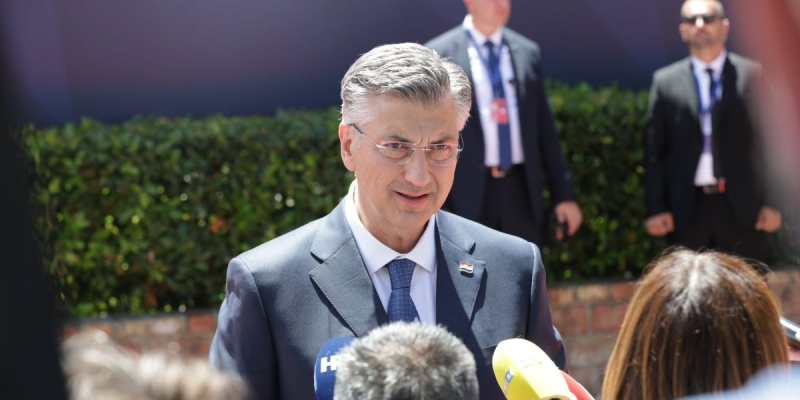 Plenkovića osramotili sopstveni mediji! Pitali ga za Vučića, on se totalno pogubio: Stalno se za njega zanimate… Plenkovića osramotili sopstveni mediji! Pitali ga za Vučića, on se totalno pogubio: Stalno se za njega zanimate…