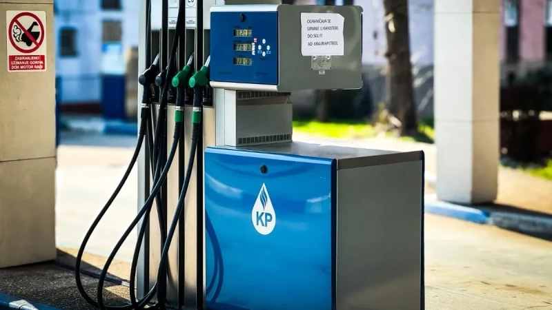 Počeo haos na pumpama zbog raketiranja tankera: Cene nafte divljaju nakon napada u Ormuskom moreuzu Počeo haos na pumpama zbog raketiranja tankera: Cene nafte divljaju nakon napada u Ormuskom moreuzu