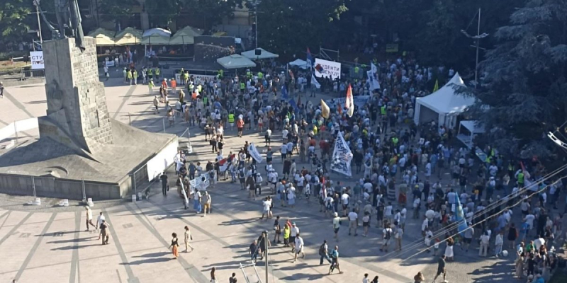 Skandalčina trese Šumadiju! Isplivali jezivi dokazi: Pogledajte ko finansira i gura blokadere u građanski rat protiv sopstvene države Skandalčina trese Šumadiju! Isplivali jezivi dokazi: Pogledajte ko finansira i gura blokadere u građanski rat protiv sopstvene države