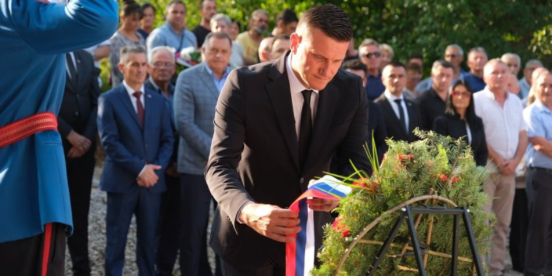 U Gornjem Jelovcu, pred svetinjom stradanja: Nikola Vučen odao počast amanetu predaka