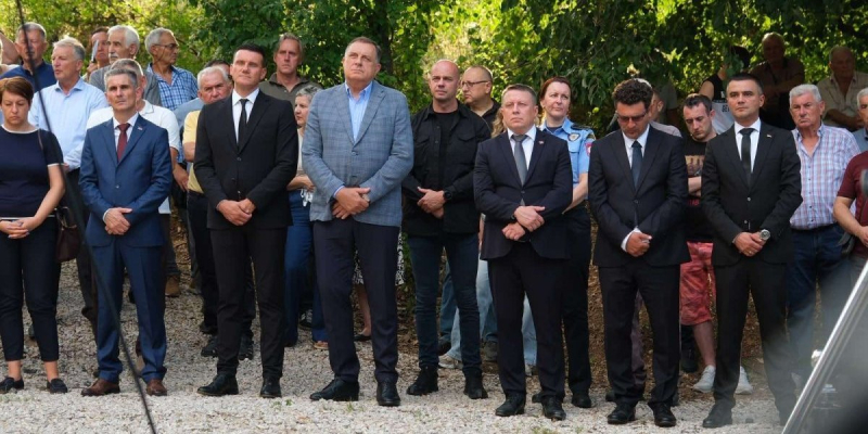 U Gornjem Jelovcu, pred svetinjom stradanja: Nikola Vučen odao počast amanetu predaka