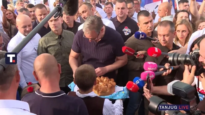 UŽIVOVučić sa narodom u Bogatiću! Mačva je na nogama, hiljade građana dočekalo predsednika! UŽIVOVučić sa narodom u Bogatiću! Mačva je na nogama, hiljade građana dočekalo predsednika!