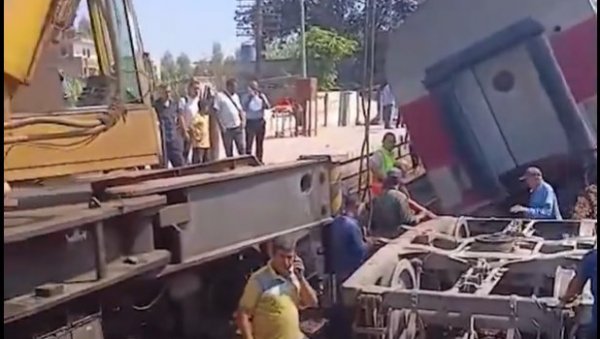 Voz iskočio iz šina u Egiptu: Najmanje 14 ljudi povređeno Voz iskočio iz šina u Egiptu: Najmanje 14 ljudi povređeno