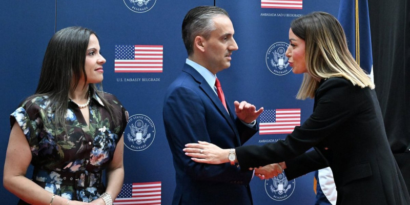 Vučić na svečanom prijemu u Ambasadi SAD! Obeležava se veliki jubilej – 250 godina američke nezavisnosti (FOTO/VIDEO)
