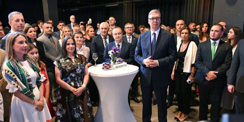 Vučić na svečanom prijemu u Ambasadi SAD! Obeležava se veliki jubilej – 250 godina američke nezavisnosti (FOTO/VIDEO)