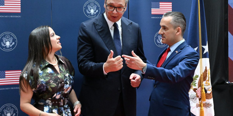 Vučić na svečanom prijemu u Ambasadi SAD! Obeležava se veliki jubilej – 250 godina američke nezavisnosti (FOTO/VIDEO)