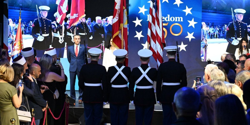 Vučić na svečanom prijemu u Ambasadi SAD! Obeležava se veliki jubilej – 250 godina američke nezavisnosti (FOTO/VIDEO)