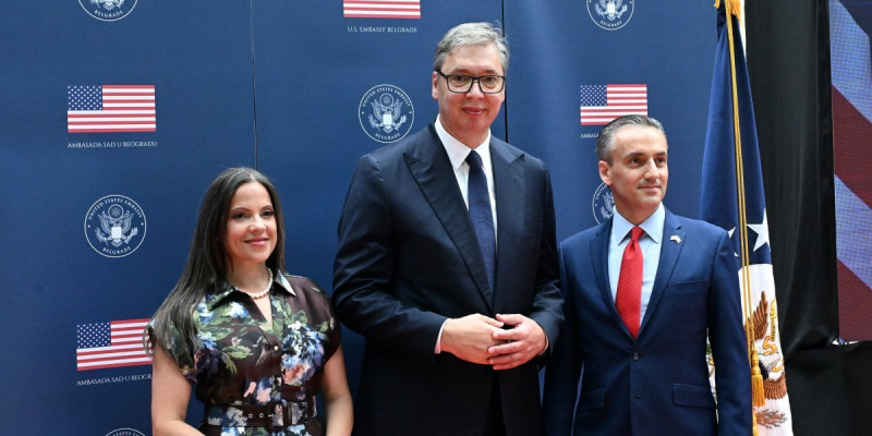 Vučić na svečanom prijemu u Ambasadi SAD! Obeležava se veliki jubilej – 250 godina američke nezavisnosti (FOTO/VIDEO)