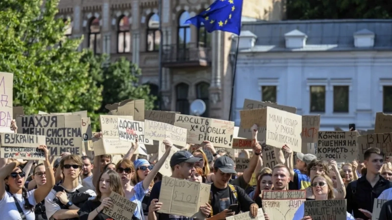 Zelenskom gori pod nogama: Drugi dan protesta u Kijevu zbog smene ministra odbrane Fedorova Zelenskom gori pod nogama: Drugi dan protesta u Kijevu zbog smene ministra odbrane Fedorova