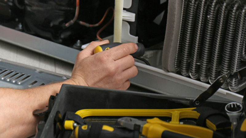 Električar joj za nekoliko minuta uzeo 447 evra, a kvar nije ni rešio: Uslijedio novi šok Električar joj za nekoliko minuta uzeo 447 evra, a kvar nije ni rešio: Uslijedio novi šok