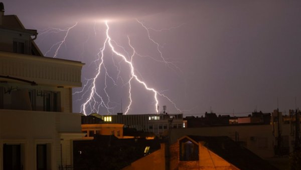 Jako nevreme i kiša stiže u region, padaće i grad Jako nevreme i kiša stiže u region, padaće i grad