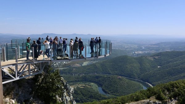 Kablar postao hit među turistima: Hiljade već posetile novi vidikovac, a ulaz je još uvek besplatan! Kablar postao hit među turistima: Hiljade već posetile novi vidikovac, a ulaz je još uvek besplatan!