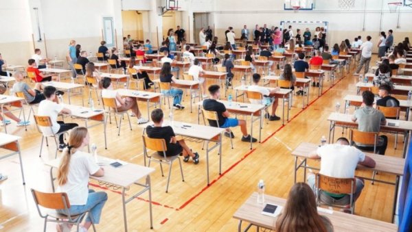 MALA MATURA ZA OSMAKE KOJI NISU POLAGALI U JUNU: Danas test iz matematike MALA MATURA ZA OSMAKE KOJI NISU POLAGALI U JUNU: Danas test iz matematike