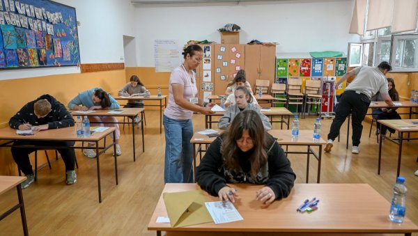 Mala matura za osmake koji nisu polagali u junu, danas test iz srpskog Mala matura za osmake koji nisu polagali u junu, danas test iz srpskog