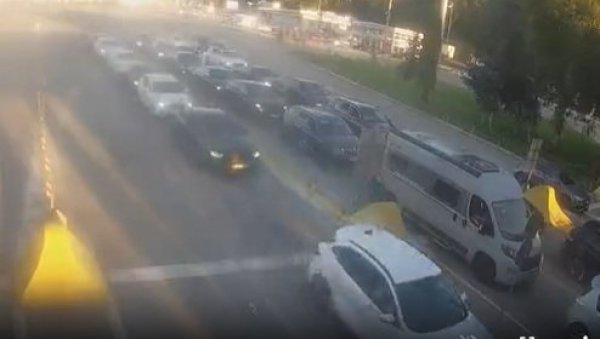 NA GRANICAMA JE PAKAO: Igla nema gde da padne, ljudi satima čekaju u koloni NA GRANICAMA JE PAKAO: Igla nema gde da padne, ljudi satima čekaju u koloni