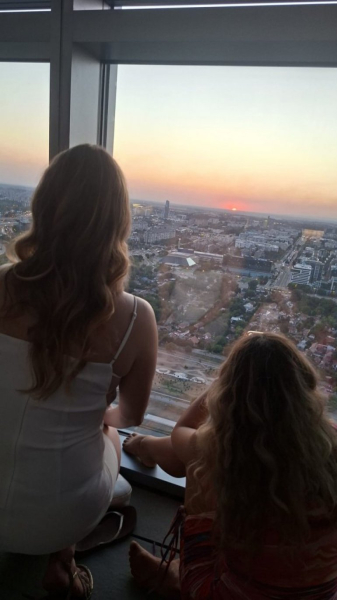 NEBESKI SPEKTAKL IZNAD BEOGRADA: Pomračenje Sunca oduševilo posetioce Kule Beograd i Kalemegdana (FOTO)