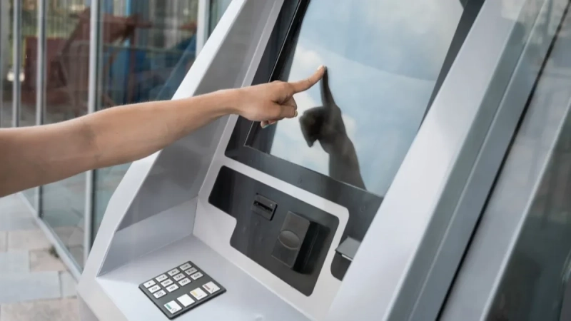 Oprez ako podižete novac sa bankomata: Neke banke uvele jednu nepopularnu meru Oprez ako podižete novac sa bankomata: Neke banke uvele jednu nepopularnu meru