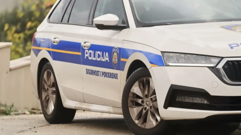 Policajac kod Požege koristio službeni auto za polne odnose: Raskrinkao ih oduzeti telefon! Policajac kod Požege koristio službeni auto za polne odnose: Raskrinkao ih oduzeti telefon!