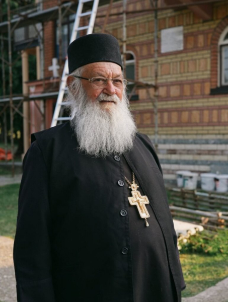 Pričao s vernicima, pa osetio slabost i umro: Velika tuga u SPC! Upokojio se iguman manastira Rača