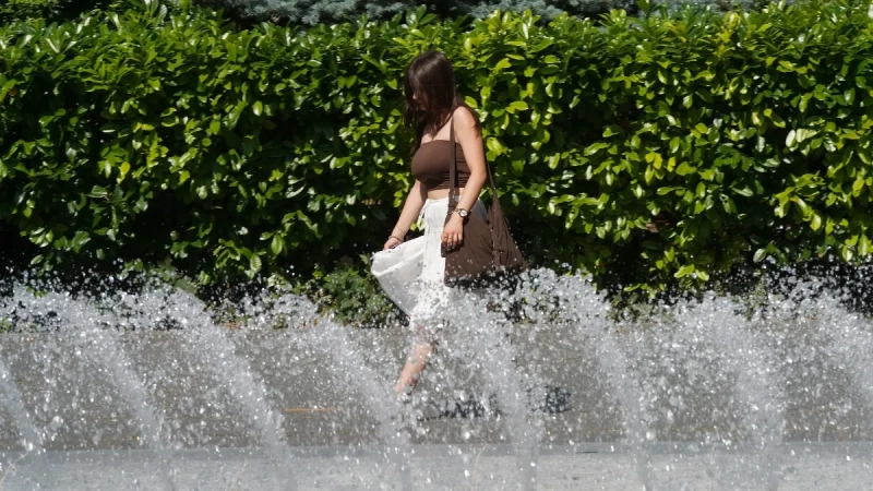 Stiže novi talas vrućine: Temperature idu do 38 stepeni, evo kada nas čeka kratko osveženje Stiže novi talas vrućine: Temperature idu do 38 stepeni, evo kada nas čeka kratko osveženje