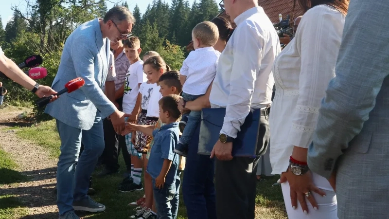 UŽIVOPredsednik Srbije u poseti porodici Purić sa osmoro dece: Nama nije problem natalitet u selima, već u gradovima (VIDEO) UŽIVOPredsednik Srbije u poseti porodici Purić sa osmoro dece: Nama nije problem natalitet u selima, već u gradovima (VIDEO)