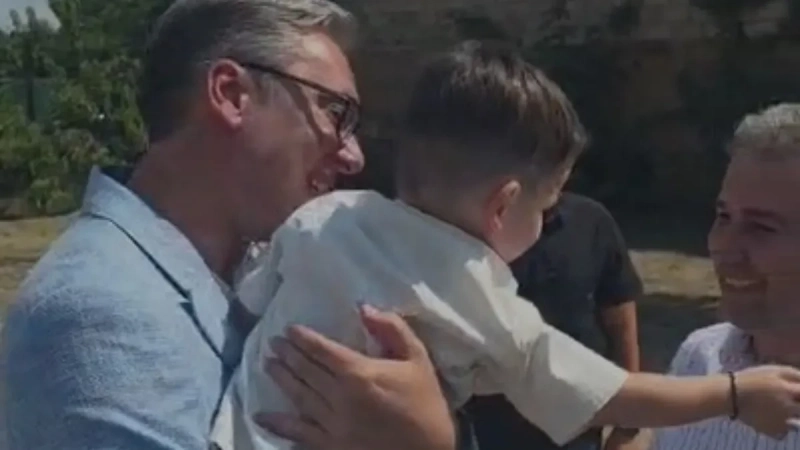 Vučić nikad emotivniji: Susret sa kumčetom, dečakom Lazarom iz Pasjana! (VIDEO) Vučić nikad emotivniji: Susret sa kumčetom, dečakom Lazarom iz Pasjana! (VIDEO)