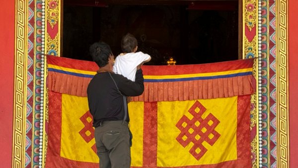 DAN ŽALOSTI U NEPALU ZBOG POGINULIH U POPLAVAMA: I dalje se 5.000 ljudi vodi kao nestalo DAN ŽALOSTI U NEPALU ZBOG POGINULIH U POPLAVAMA: I dalje se 5.000 ljudi vodi kao nestalo