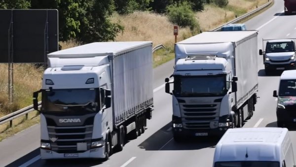 Gužve na granicama: Kamioni na Batrovcima čekaju čak osam sati Gužve na granicama: Kamioni na Batrovcima čekaju čak osam sati