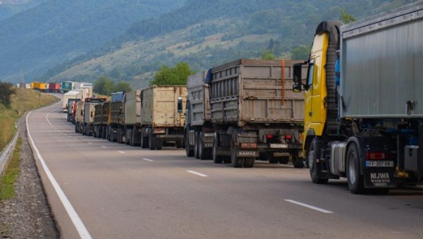 GUŽVE NA GRANICAMA: Teretna vozila na izlazu iz Srbije, čekaju do šest sati GUŽVE NA GRANICAMA: Teretna vozila na izlazu iz Srbije, čekaju do šest sati