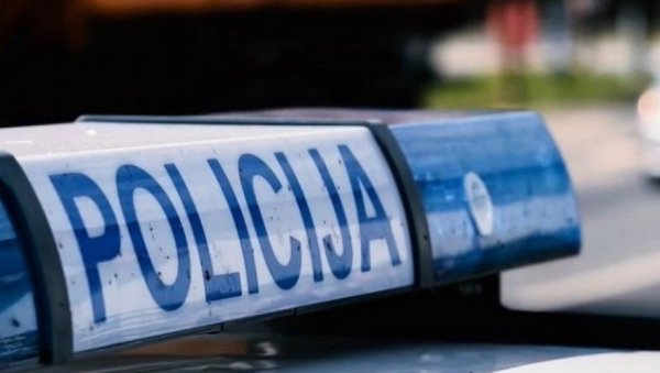 IMA MRTVIH U STRAVIČNOJ SAOBRAĆAJCI: Automobil išao u kontra smeru, zakucao se u vozilo, pa podleteo pod kamion IMA MRTVIH U STRAVIČNOJ SAOBRAĆAJCI: Automobil išao u kontra smeru, zakucao se u vozilo, pa podleteo pod kamion