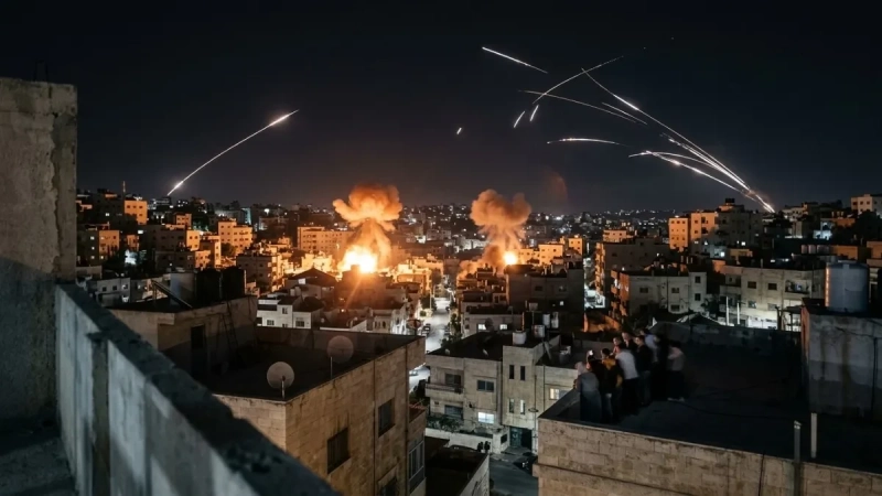 Iran napao Jordan: Zavijaju sirene, rakete lete prema Amanu (VIDEO) Iran napao Jordan: Zavijaju sirene, rakete lete prema Amanu (VIDEO)