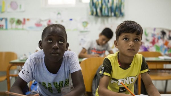 ITALIJANI BEŽE OD STRANACA: U školama širom Apeninskog poluostrva pravi etnički geto, do 70 odsto učenika migrantskog porekla ITALIJANI BEŽE OD STRANACA: U školama širom Apeninskog poluostrva pravi etnički geto, do 70 odsto učenika migrantskog porekla