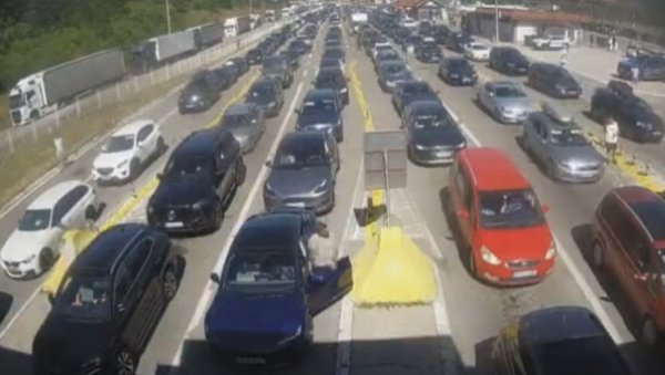 Kraj vikenda: Gužve na putevima, na granicama teretnjaci čekaju do 6 sati Kraj vikenda: Gužve na putevima, na granicama teretnjaci čekaju do 6 sati