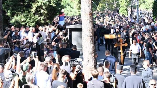 LIČNI PRATILAC GENERALA MLADIĆA PRIZNAO DA JE PUSTIO SUZU: Danas su se Srbija i srpski narod oprostili od velikog heroja LIČNI PRATILAC GENERALA MLADIĆA PRIZNAO DA JE PUSTIO SUZU: Danas su se Srbija i srpski narod oprostili od velikog heroja
