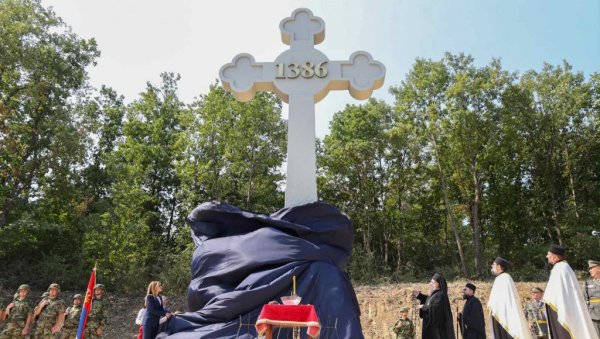 NA PLOČNIKU BRANILI SVOJE: Spomen-obeležje kod Prokuplja, u znak sećanja na veliku pobedu srpske srednjovekovne vojske NA PLOČNIKU BRANILI SVOJE: Spomen-obeležje kod Prokuplja, u znak sećanja na veliku pobedu srpske srednjovekovne vojske