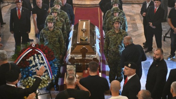 NAROD SE OPRAŠTA OD GENERALA RATKA MLADIĆA: Kovčeg sa telom izložen u crkvi Svetog Luke na Vidikovcu (FOTO/VIDEO) NAROD SE OPRAŠTA OD GENERALA RATKA MLADIĆA: Kovčeg sa telom izložen u crkvi Svetog Luke na Vidikovcu (FOTO/VIDEO)