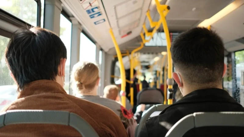 Noge na sedištu i glasna muzika mogu skupo da vas koštaju – Singapur uvodi nove kazne u autobusima Noge na sedištu i glasna muzika mogu skupo da vas koštaju – Singapur uvodi nove kazne u autobusima