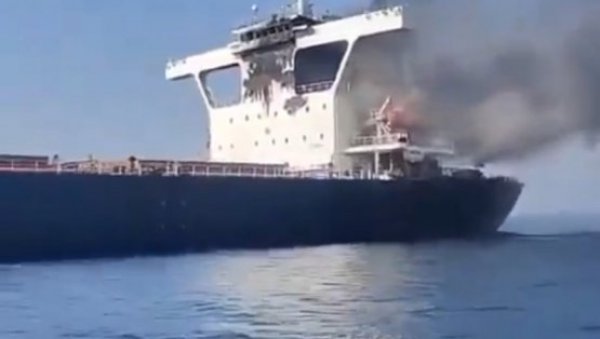 POGINUO ČLAN POSADE U NAPADU NA BROD BLIZU MUSANDAMA: Evakuisano 27 članova posade (VIDEO) POGINUO ČLAN POSADE U NAPADU NA BROD BLIZU MUSANDAMA: Evakuisano 27 članova posade (VIDEO)