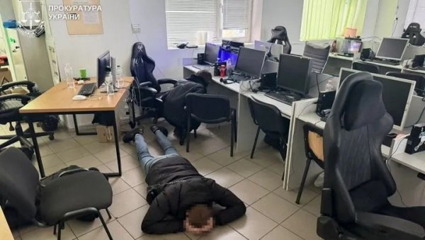 VARALI OD RUSIJE DO AMERIKE: U Kijevu počelo da se odmotava ogromno klupko masovnih prevara preko kol-centara VARALI OD RUSIJE DO AMERIKE: U Kijevu počelo da se odmotava ogromno klupko masovnih prevara preko kol-centara