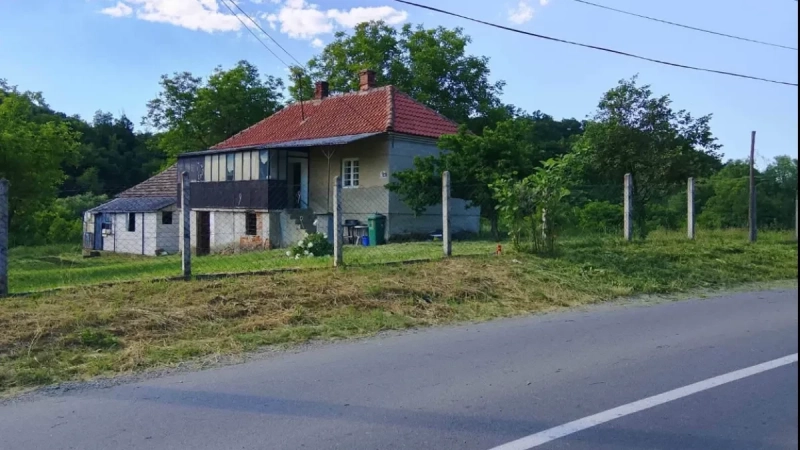 Za 47.000 evra prodaju dve kuće nadomak Beograda: Ukupno 100 kvadrata, 8,5 ari, a centar na 500 metara Za 47.000 evra prodaju dve kuće nadomak Beograda: Ukupno 100 kvadrata, 8,5 ari, a centar na 500 metara