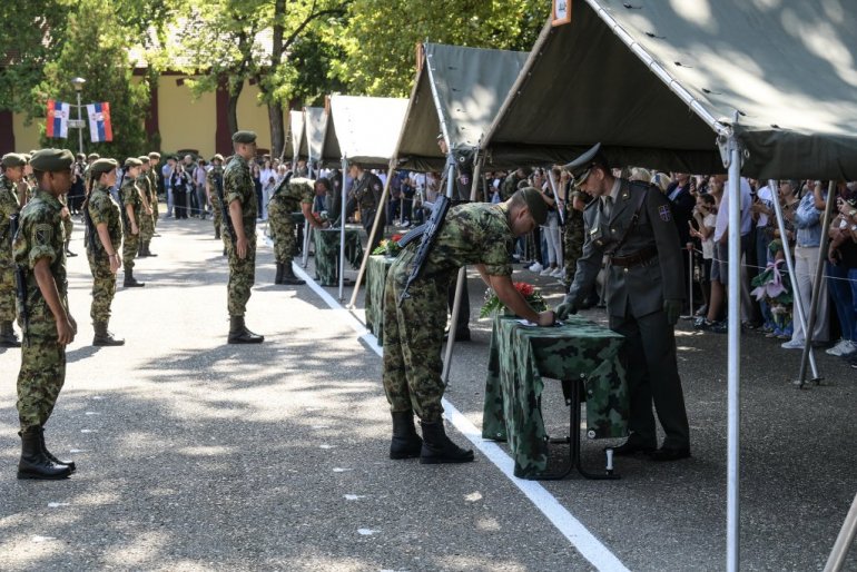 "ZAKLETI SE OTADŽBINI ODUVEK JE BILO ZA DIVLJENJE": Ministar Gašić na polaganju vojničke zakletve u Valjevu (FOTO)