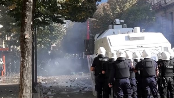 HAOS NA ULICAMA TIRANE: Policija ispalila gumene metke, povređen i direktor policije (VIDEO) HAOS NA ULICAMA TIRANE: Policija ispalila gumene metke, povređen i direktor policije (VIDEO)