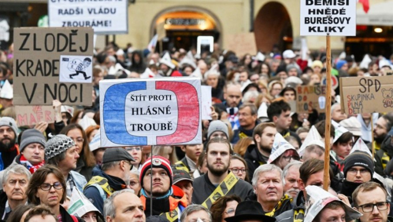 HAOS U ČEŠKOJ Hiljade ljudi izašlo na ulice Praga: "Nećemo cenzuru, oholost i razaranja"